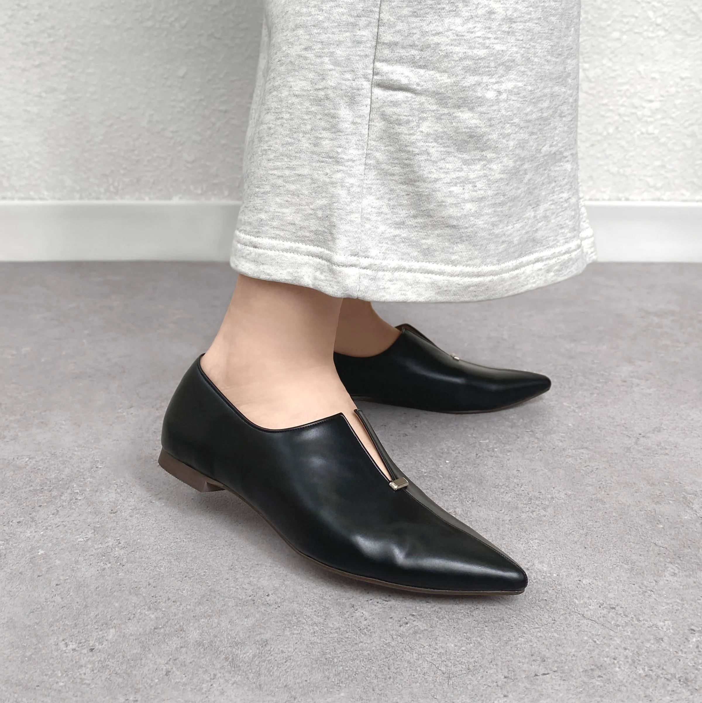 25% OFF: 2024SS: Metal Stud Slit Flat Shoes (4795) Black