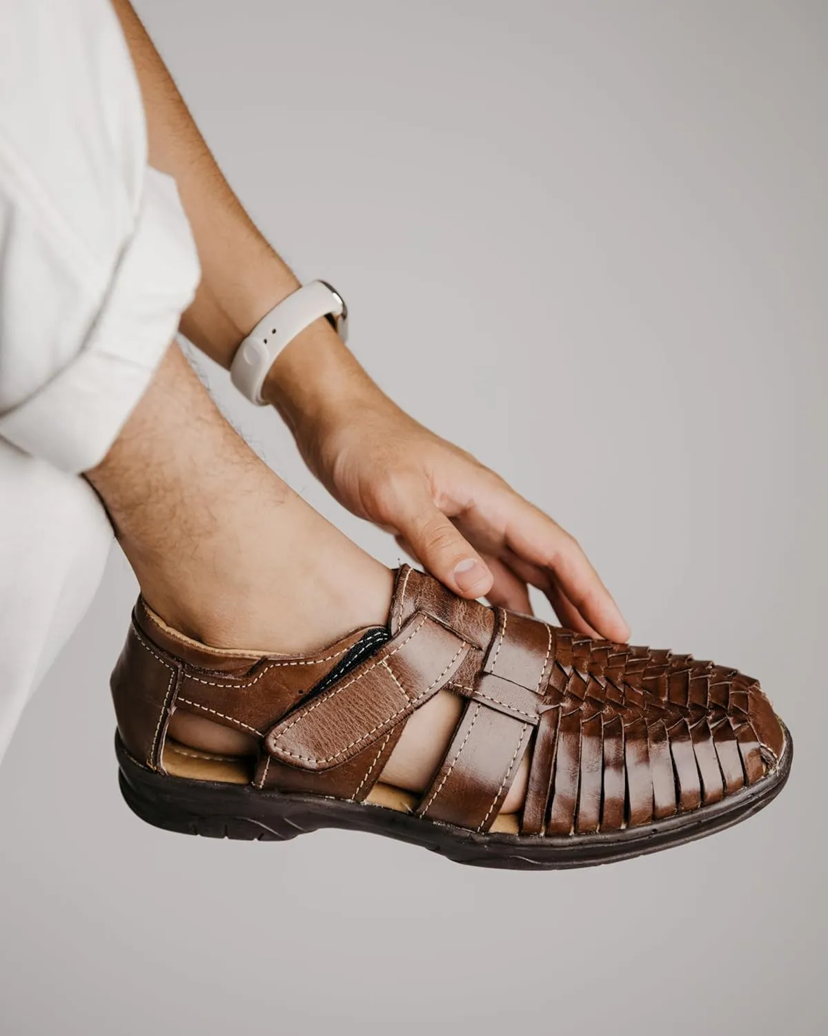 Mexico en la Piel handmade men’s leather fisherman huaraches sandals – genuine leather, adjustable hook-and-loop strap, closed-toe design, casual and comfortable slip-on shoes – available in tan and moka