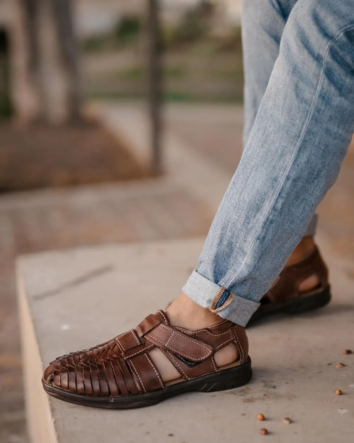 Mexico en la Piel handmade men’s leather fisherman huaraches sandals – genuine leather, adjustable hook-and-loop strap, closed-toe design, casual and comfortable slip-on shoes – available in tan and moka