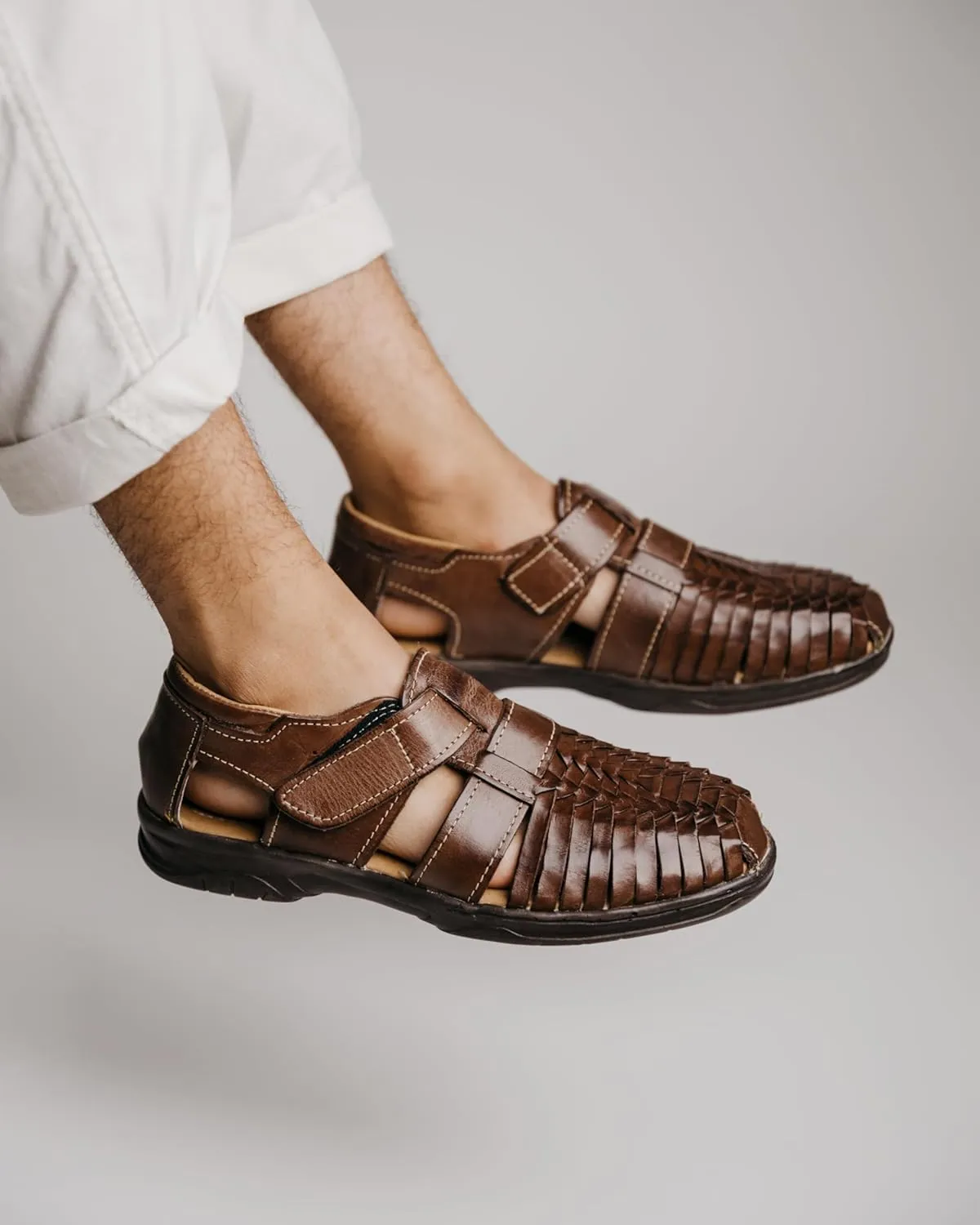 Mexico en la Piel handmade men’s leather fisherman huaraches sandals – genuine leather, adjustable hook-and-loop strap, closed-toe design, casual and comfortable slip-on shoes – available in tan and moka