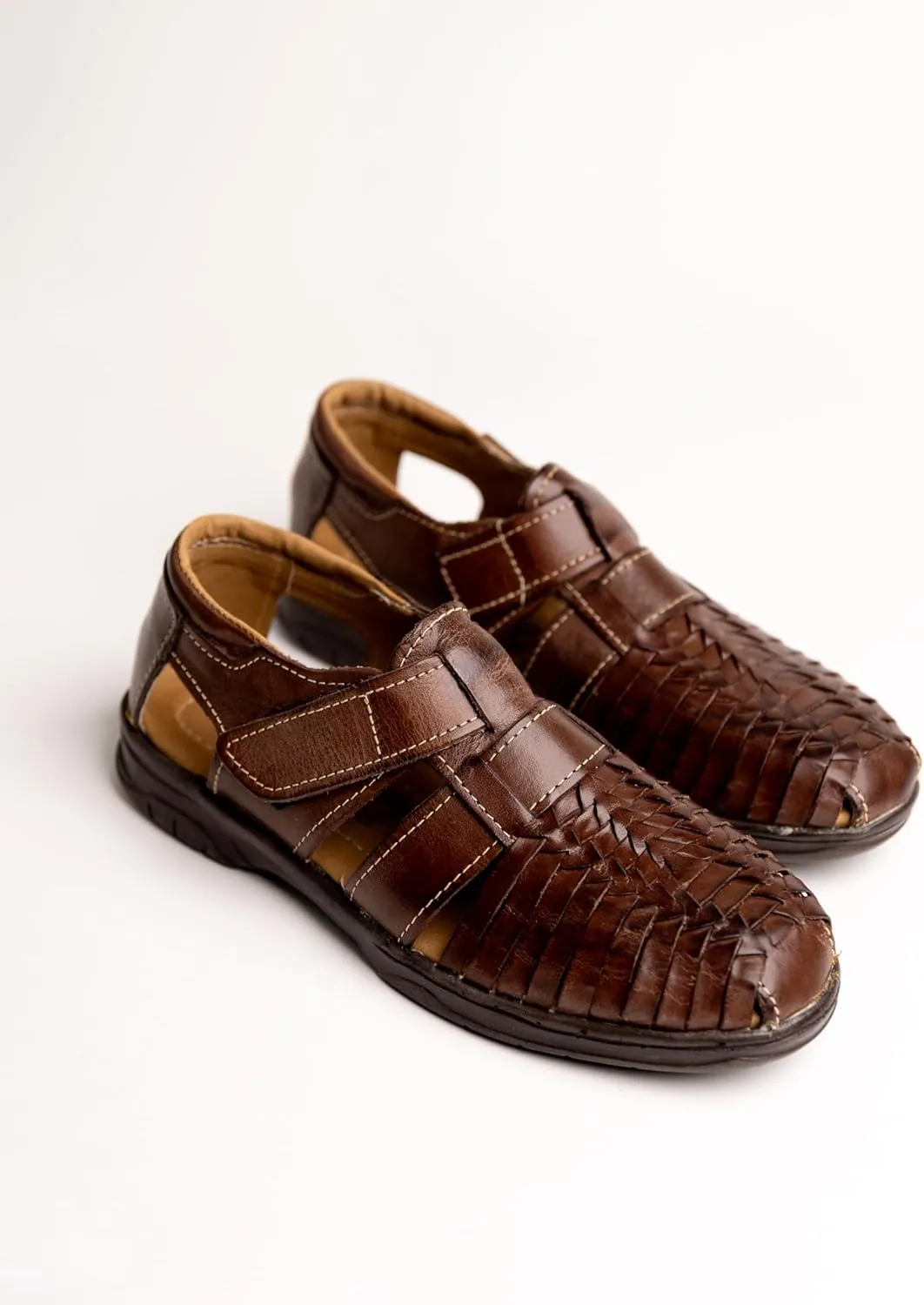 Mexico en la Piel handmade men’s leather fisherman huaraches sandals – genuine leather, adjustable hook-and-loop strap, closed-toe design, casual and comfortable slip-on shoes – available in tan and moka