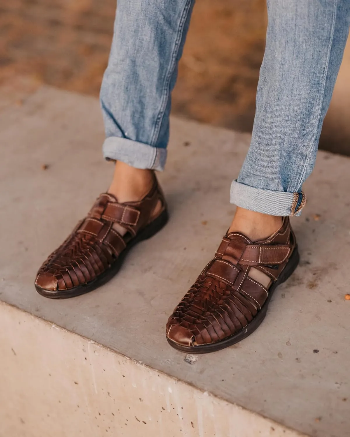 Mexico en la Piel handmade men’s leather fisherman huaraches sandals – genuine leather, adjustable hook-and-loop strap, closed-toe design, casual and comfortable slip-on shoes – available in tan and moka